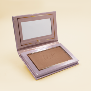 Bronzer Canella, polvo bronceador que aporta calidez y un brillo natural a tu piel.